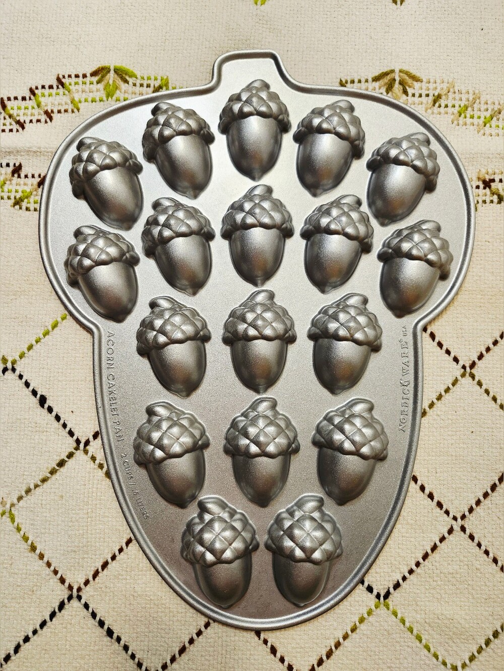 🐿️ Nordic Ware USA Cast Aluminum ACORN CAKELET PAN 2 Cup 18 Cavities .5L